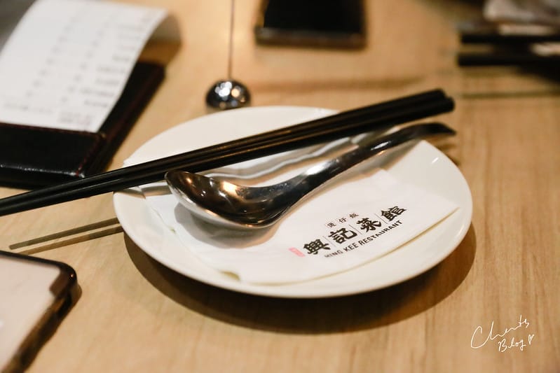 【微風南山】連我這種挑嘴人都覺得超級好吃,廟街上的炭火香『陳興發。興記菜館』,保證二訪! - 第11張圖 興記
