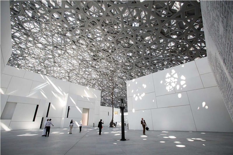 ABU DHABI。阿布達比沙漠裡白色外牆的絕美Louvre Abu Dhabi阿布達比羅浮宮 PART 1. - 第13張圖 截圖 2020-10-07 下午4.45.21