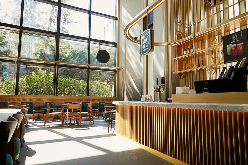 【中山區/善導寺站】COTD之台灣第一間飯店附設星巴克,STARBUCKS 台北時代寓所分店 - 第9張圖 星巴克時代寓所門市內一景,期待顧客在門市空間、藝術作品與夥伴的連結中,找到他們的專屬記憶,就如同時代寓所飯店,為客人凝結美好時光。 (3)