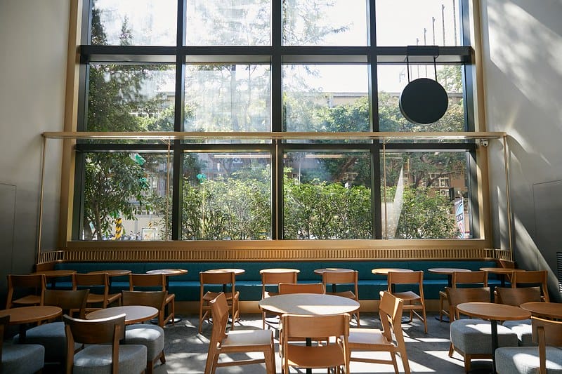 【中山區/善導寺站】COTD之台灣第一間飯店附設星巴克,STARBUCKS 台北時代寓所分店 - 第14張圖 星巴克時代寓所門市內一景,期待顧客在門市空間、藝術作品與夥伴的連結中,找到他們的專屬記憶,就如同時代寓所飯店,為客人凝結美好時光。 (2)