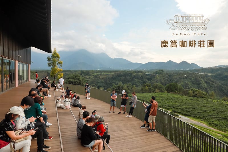 【魚池/咖啡店】群山包圍、俯覽茶園的網紅咖啡店-鹿蒿咖啡莊園 - 第1張圖 封面