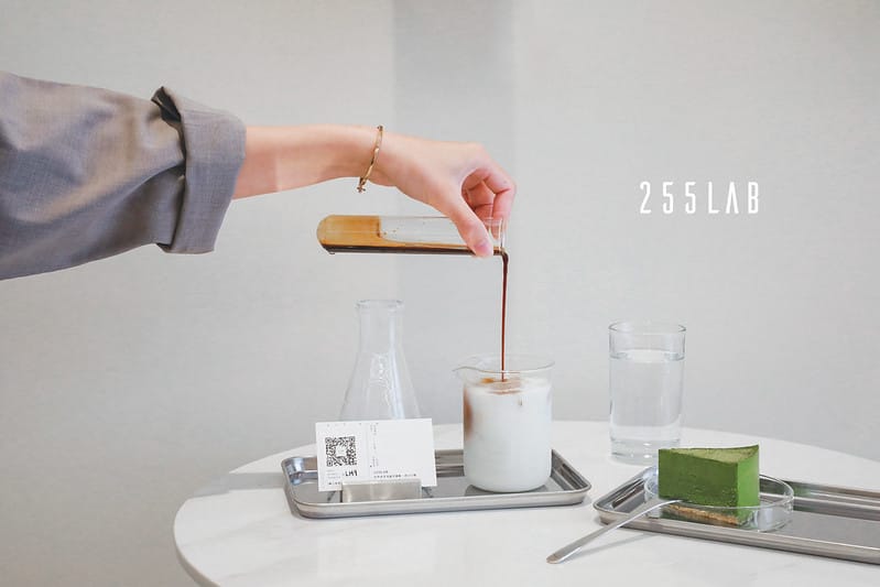 【北屯區/崇德路】COTD之用燒杯喝咖啡、用培養品吃點心就在 255LAB café 二五五咖啡實驗所 - 第1張圖 封面