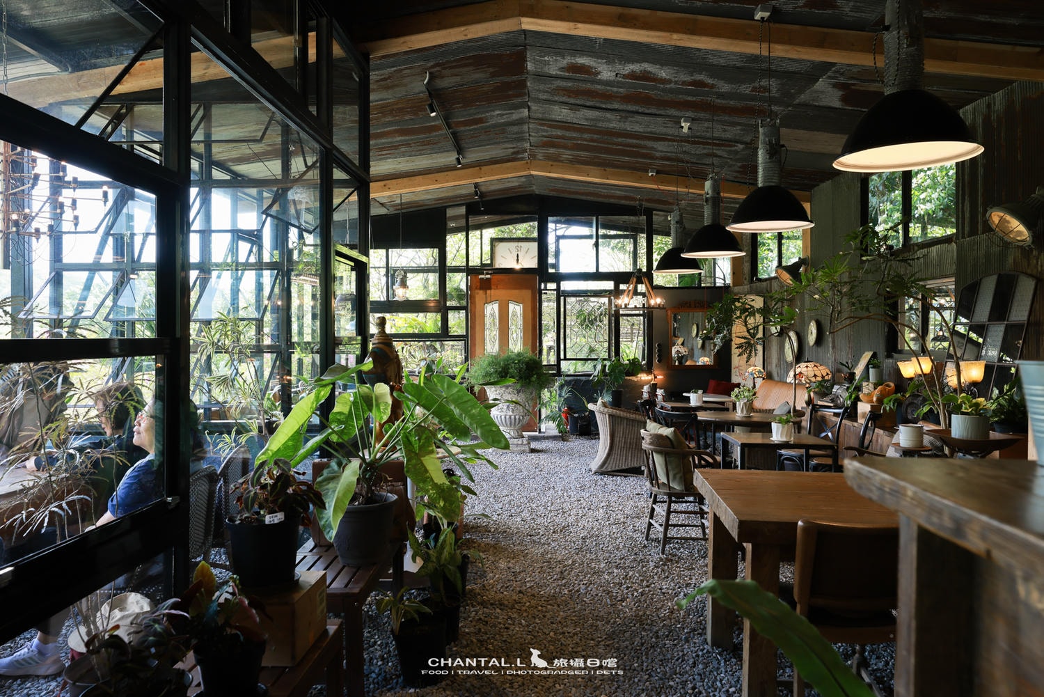 【士林區/陽明山】老件、植栽、山景，陽明山咖啡廳推薦 Savage Garden野人花園