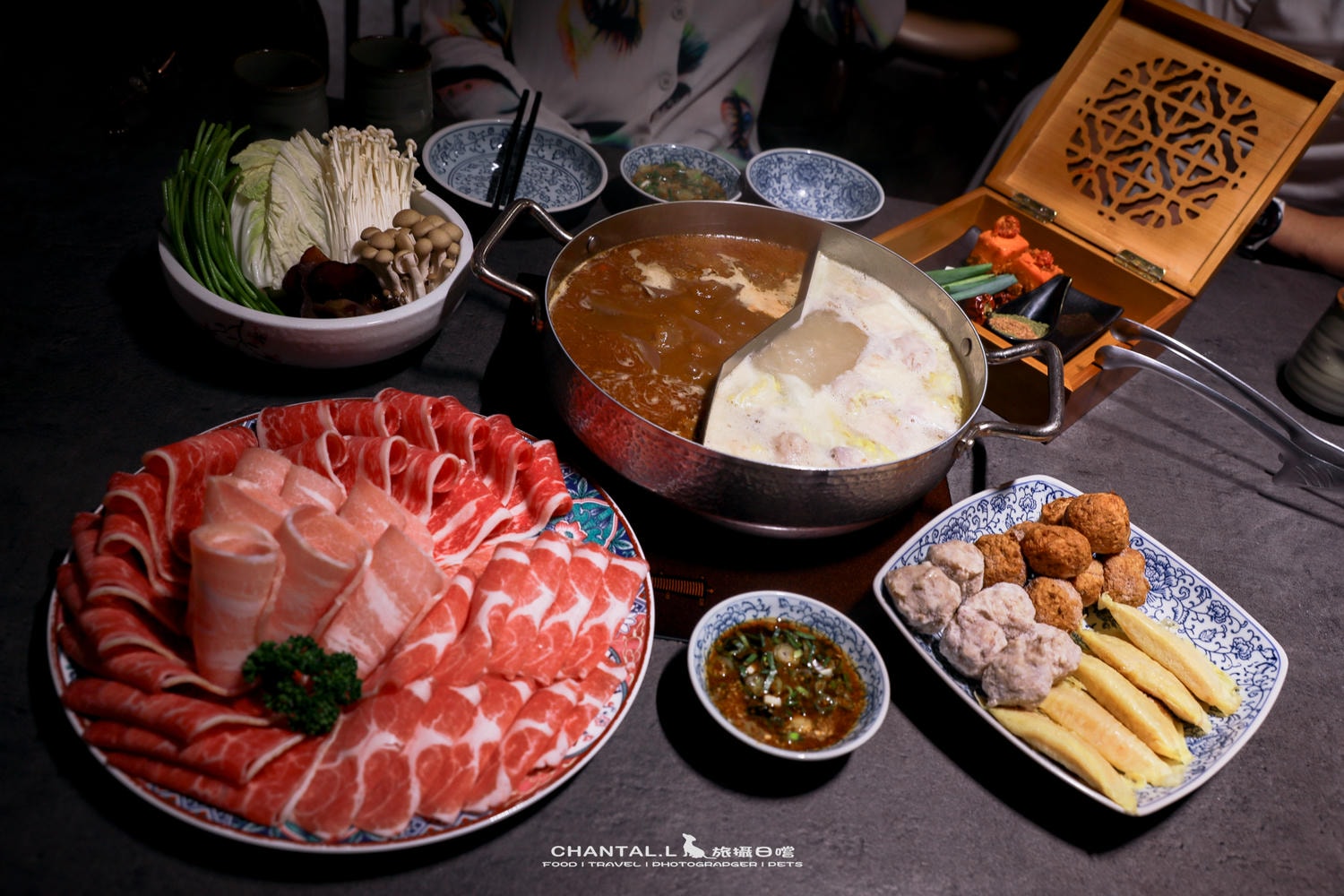 【大安區/頂好商圈】芋頭排骨湯＋桌邊儀式感麻辣鍋，一間低調但會讓人難以忘懷的黑武士麻辣火鍋