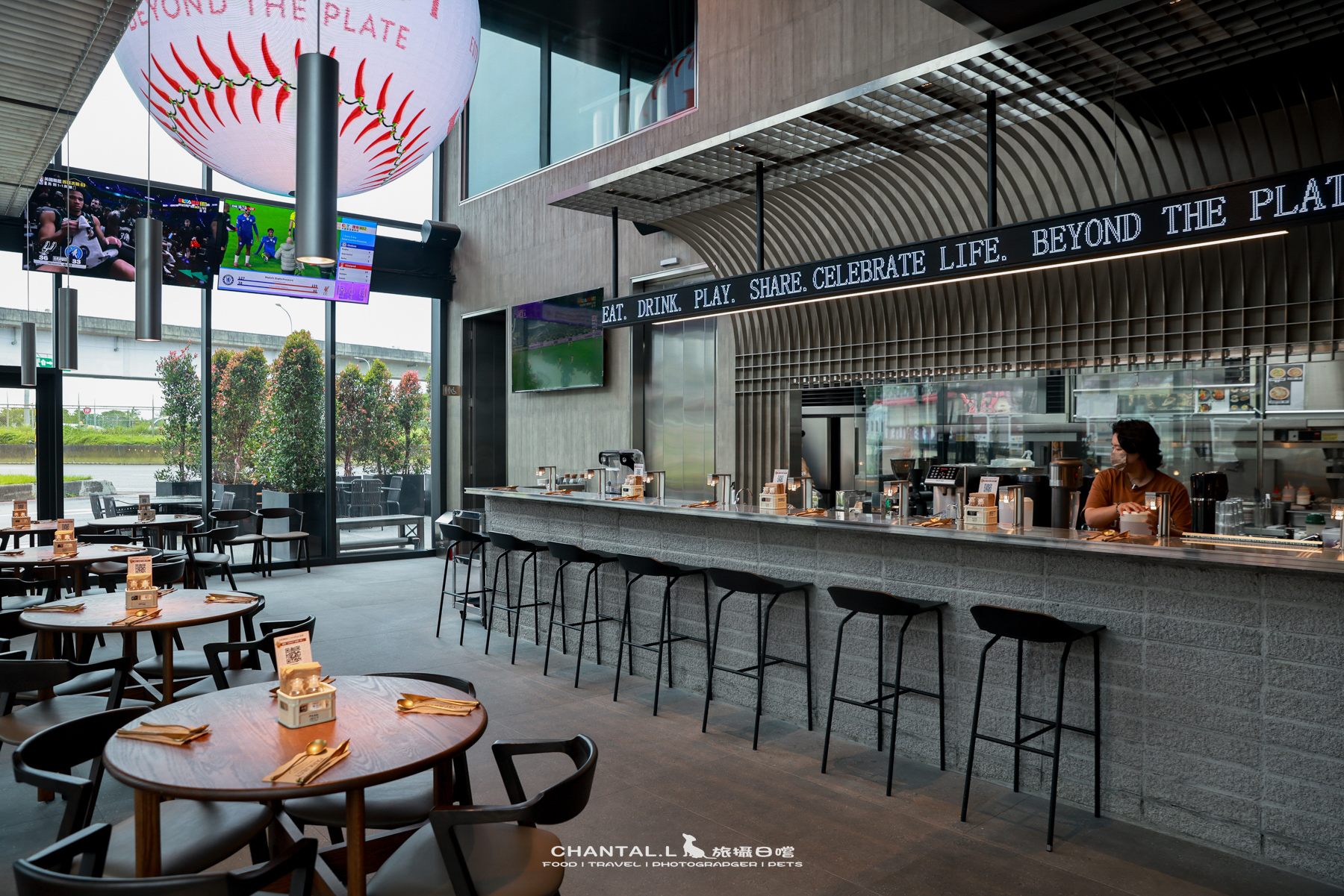 【中壢區/美食】  PARKJECT 趴街餐酒館｜工業風運動酒吧，樂天球場旁超有氛圍的寵物友善空間