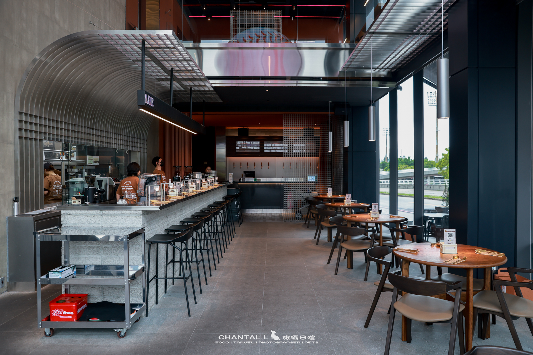 【中壢區/美食】  PARKJECT 趴街餐酒館｜工業風運動酒吧，樂天球場旁超有氛圍的寵物友善空間