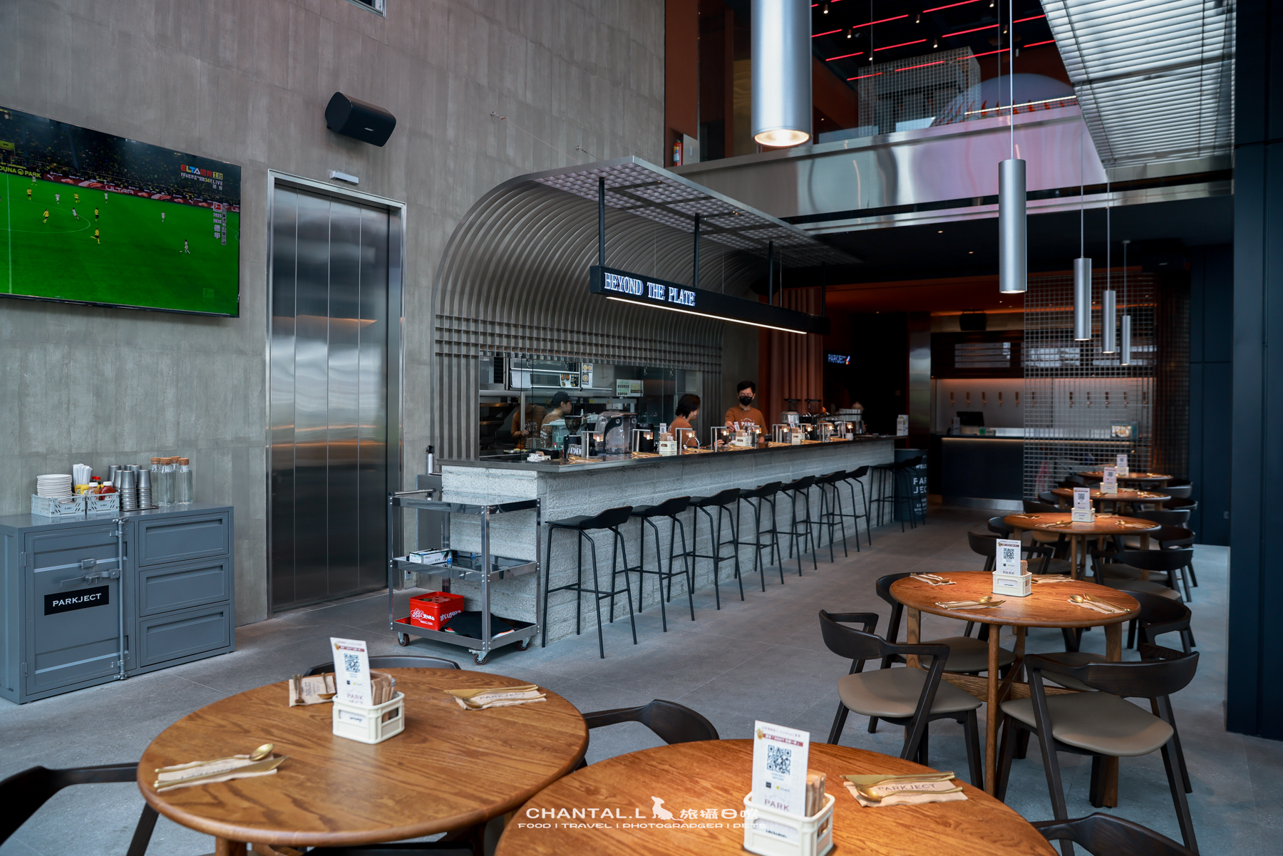【中壢區/美食】  PARKJECT 趴街餐酒館｜工業風運動酒吧，樂天球場旁超有氛圍的寵物友善空間