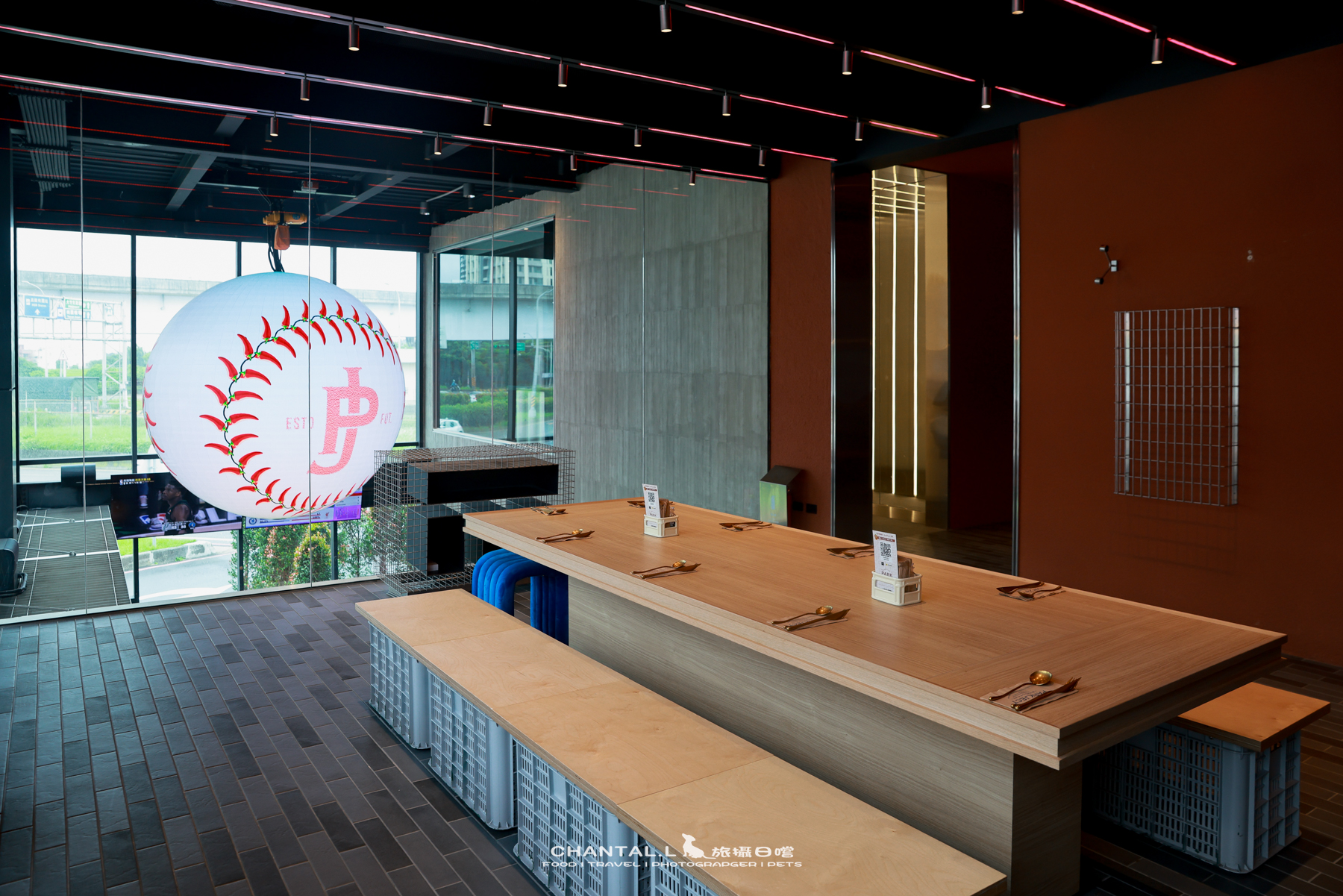 【中壢區/美食】  PARKJECT 趴街餐酒館｜工業風運動酒吧，樂天球場旁超有氛圍的寵物友善空間
