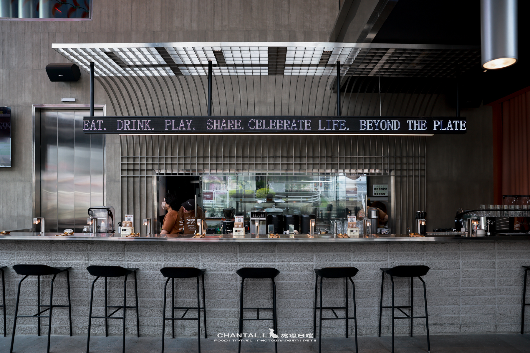 【中壢區/美食】  PARKJECT 趴街餐酒館｜工業風運動酒吧，樂天球場旁超有氛圍的寵物友善空間