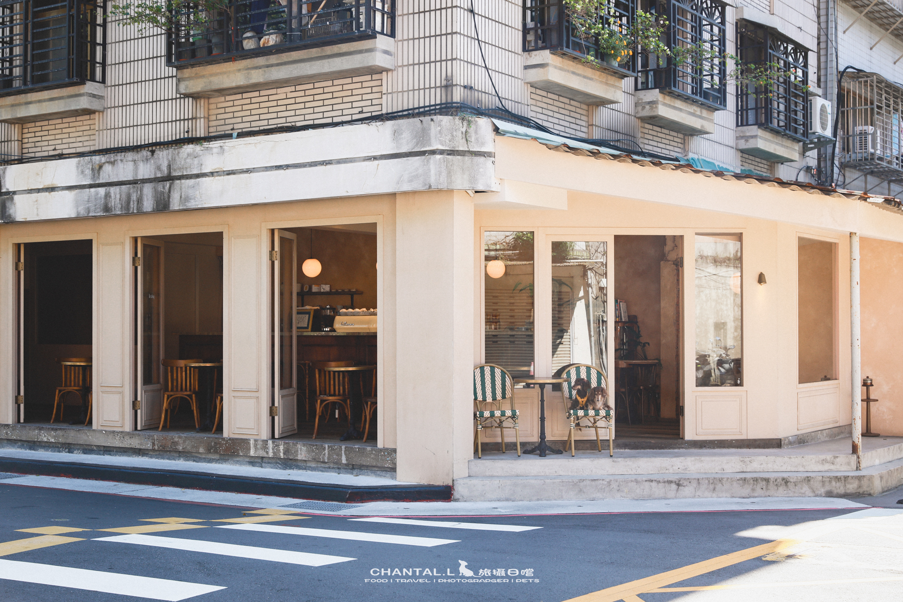 【信義區/咖啡店】窗邊、木頭、咖啡香與寵物友善，像極了法國街頭的LE CINQ